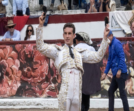 Latacunga: Fernando Adrián Conquista, Puerta Grande con “El Chechu”